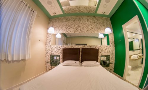 img-suite-super-luxo-cama-verde-teto-belle-motel