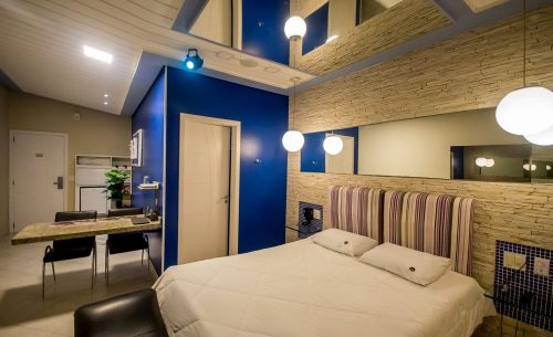 img-suite-super-luxo-parede-azul-belle-motel