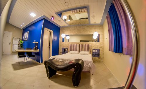 img-suite-super-luxo-parede-azul-espelho-belle-motel