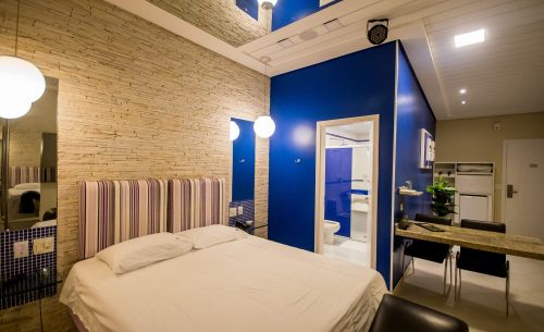 img-suite-super-luxo-parede-azul-teto-belle-motel