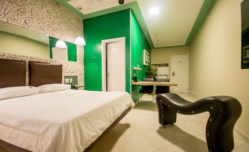 img-suite-super-luxo-parede-verde-espreguicadeira-belle-motel