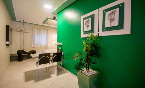 img-suite-super-luxo-parede-verde-quadros-belle-motel